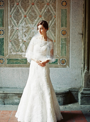 Тренд лета: свадебные платья с обнаженными плечами, невеста у фресок