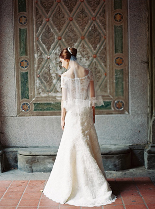 Тренд лета: свадебные платья с обнаженными плечами, невеста у фресок