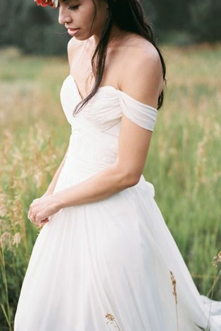 Тренд лета: свадебные платья с обнаженными плечами, невеста в поле
