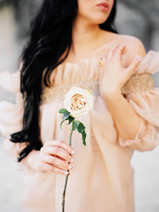 Тренд лета: свадебные платья с обнаженными плечами, невеста с розой