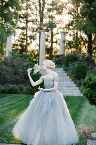 Тренд лета: свадебные платья с обнаженными плечами, невеста в саду