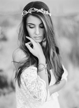 Тренд лета: свадебные платья с обнаженными плечами, невеста в тиаре 