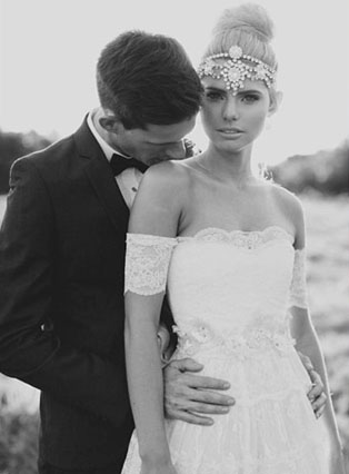 Тренд лета: свадебные платья с обнаженными плечами, жених и невеста