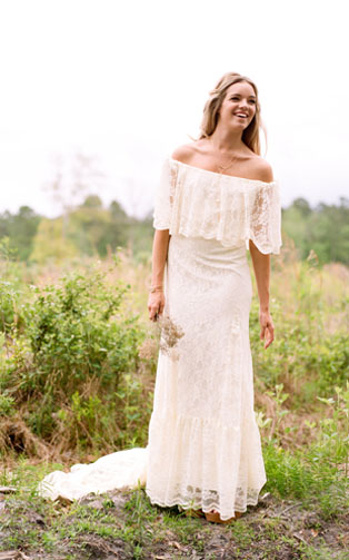 Тренд лета: свадебные платья с обнаженными плечами, невеста в поле