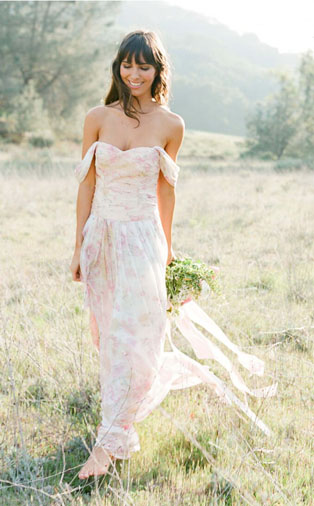 Тренд лета: свадебные платья с обнаженными плечами, невеста в поле