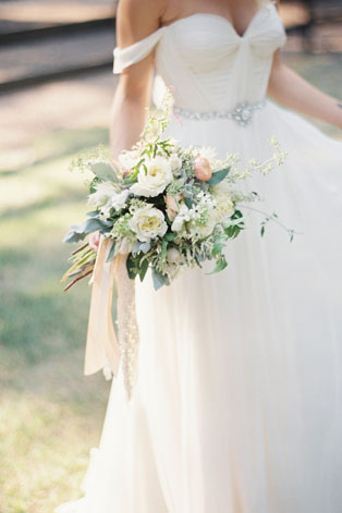 Тренд лета: свадебные платья с обнаженными плечами, букет невесты 