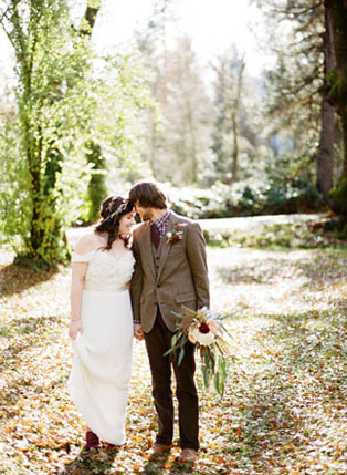 Тренд лета: свадебные платья с обнаженными плечами, рустик образ жениха и невесты