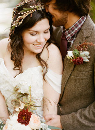 Тренд лета: свадебные платья с обнаженными плечами, рустик образ жениха и невесты