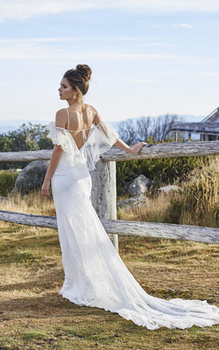 Тренд лета: свадебные платья с обнаженными плечами, невеста у забора