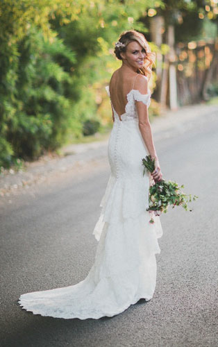 Тренд лета: свадебные платья с обнаженными плечами, невеста на дороге
