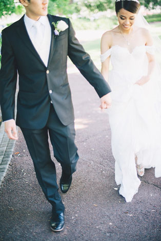 Тренд лета: свадебные платья с обнаженными плечами, жених и невеста