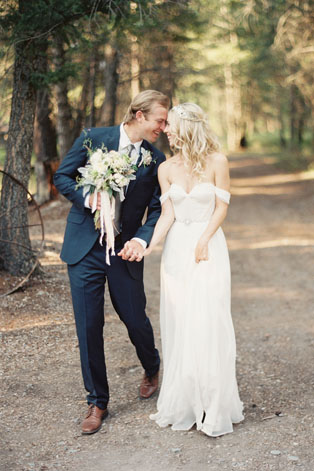 Тренд лета: свадебные платья с обнаженными плечами, жених и невеста