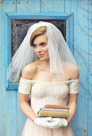 Тренд лета: свадебные платья с обнаженными плечами, невеста у двери