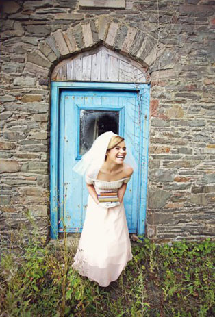 Тренд лета: свадебные платья с обнаженными плечами, невеста у двери