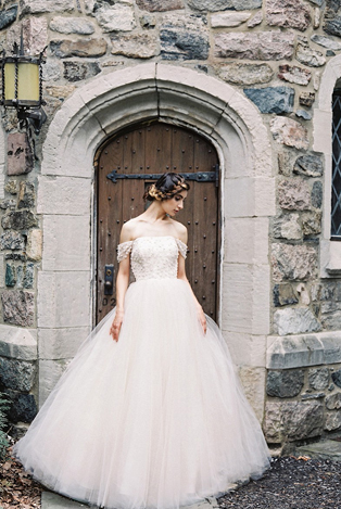 Тренд лета: свадебные платья с обнаженными плечами, образ невесты