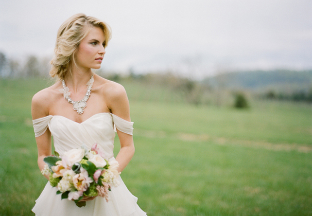Тренд лета: свадебные платья с обнаженными плечами, невеста в поле