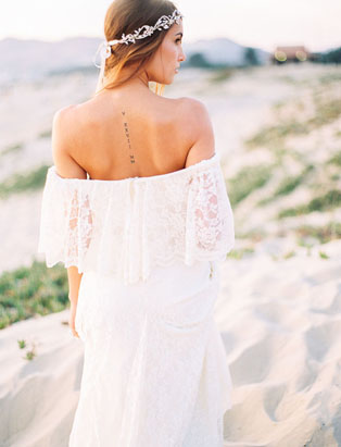Тренд лета: свадебные платья с обнаженными плечами, невеста на пляже