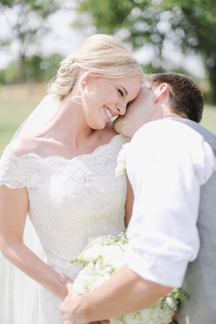 Тренд лета: свадебные платья с обнаженными плечами, жених и невеста 