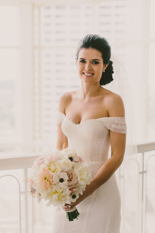 Тренд лета: свадебные платья с обнаженными плечами, жених и невеста 