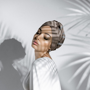 Стильный тренд 2022: 40 вариантов тюрбанов для невесты