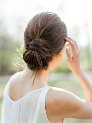 В тренде: свадебные прически в минималистичном стиле 