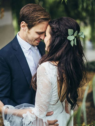 В тренде: свадебные прически в минималистичном стиле 