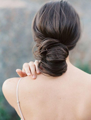 В тренде: свадебные прически в минималистичном стиле 