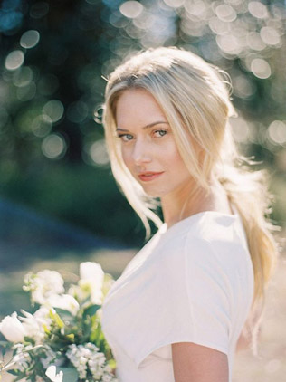 В тренде: свадебные прически в минималистичном стиле 