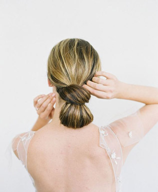 В тренде: свадебные прически в минималистичном стиле 