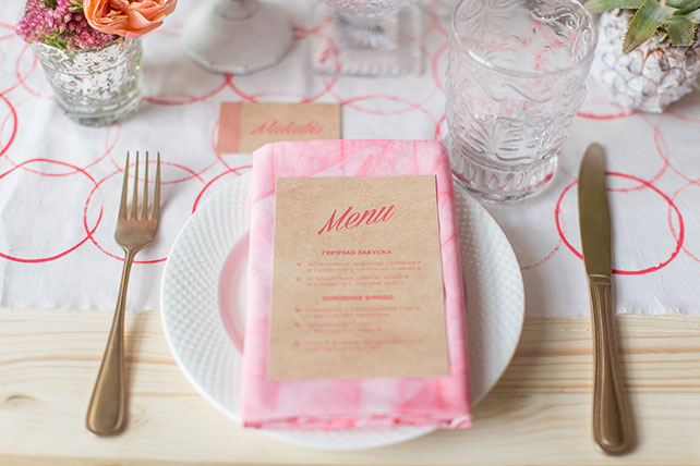 Tropical modern wedding, романтическая свадьба с яркими акцентами, декор стола, сервировка стола, меню