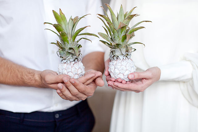 Tropical modern wedding, романтическая свадьба с яркими акцентами, жених и невеста держат в руках мини-ананасы
