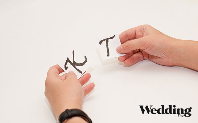 Как сделать туфли с подошвой, украшенной стразами, вырезать буквы