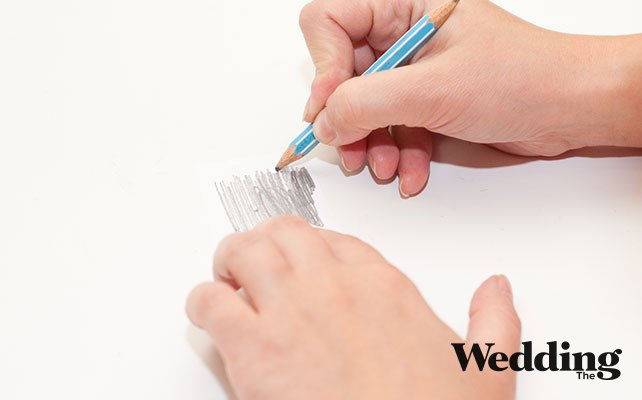 Как сделать туфли с подошвой, украшенной стразами, сделать при помощи карандаша копировальную бумагу