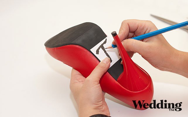 Как сделать туфли с подошвой, украшенной стразами, перевести букву на подошву