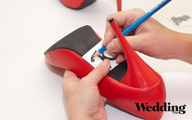 Как сделать туфли с подошвой, украшенной стразами, перевести букву на подошву