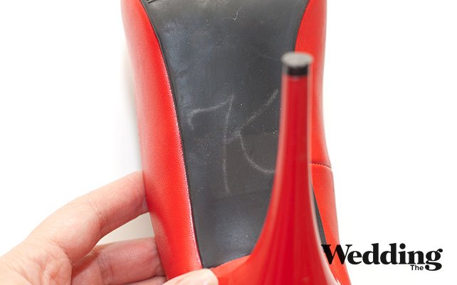 Как сделать туфли с подошвой, украшенной стразами, перевести букву на подошву