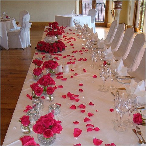 Украшение лепестками комнаты невесты