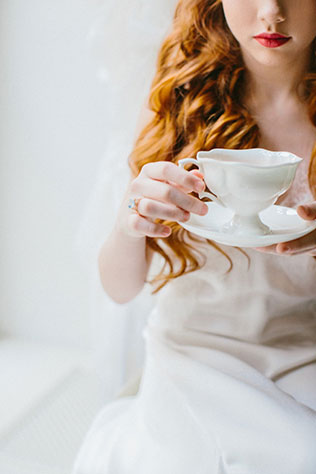 Утро невесты в стиле бохо, с чашкой чая