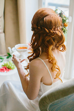 Утро невесты в стиле бохо, с чашкой чая