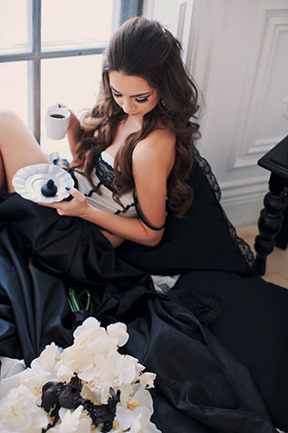 Утро невесты в чёрно-белых тонах, невеста с кофе