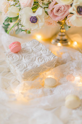 Утро невесты в нежных пастельных тонах, букет невесты, маракуны, коробочка, свечи