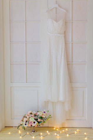 Утро невесты в нежных пастельных тонах, свадебное платье, букет невесты