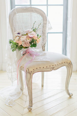 Утро невесты в нежных пастельных тонах, букет невесты на классическом стуле