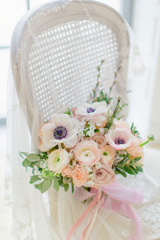 Утро невесты в нежных пастельных тонах, букет невесты на классическом стуле