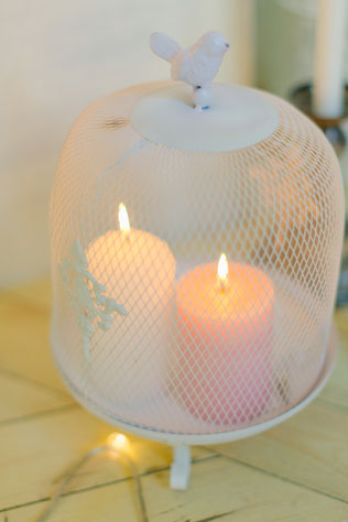 Утро невесты в нежных пастельных тонах, свечи в клетке с птичками