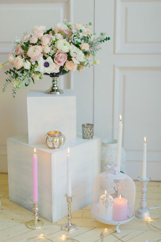 Утро невесты в нежных пастельных тонах, букет невесты, свечи