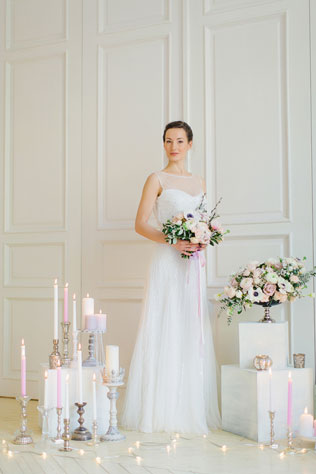 Утро невесты в нежных пастельных тонах, невеста в белой комнате