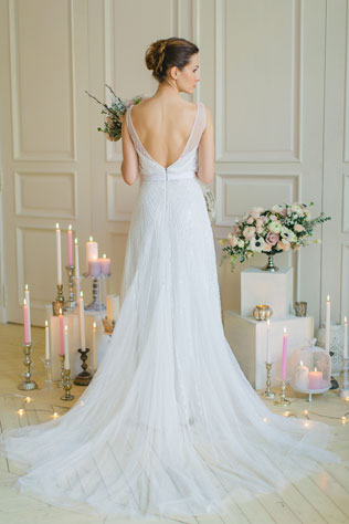 Утро невесты в нежных пастельных тонах, невеста вид со спины, длиный шлейф платья