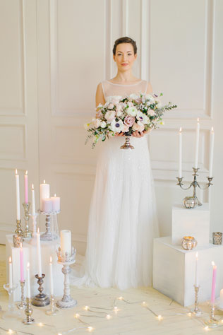 Утро невесты в нежных пастельных тонах, невеста среди свечей