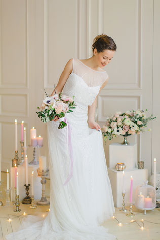 Утро невесты в нежных пастельных тонах, улыбка невесты